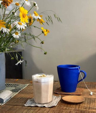 Kahve ve kahve, ahşap masanın üstünde.