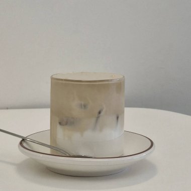 Beyaz arka planda bir fincan kahve.