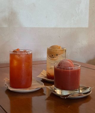 Tahta masada dondurmalı bir bardak taze meyve suyu.