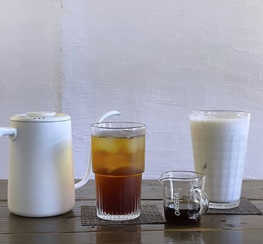 Beyaz masada sıcak çay bardağı.