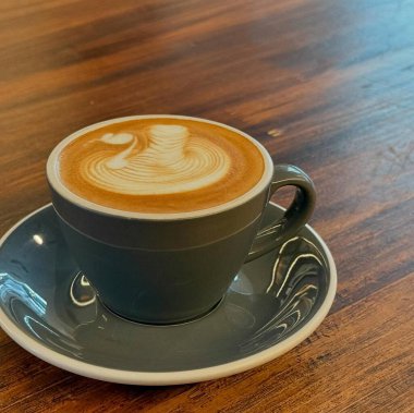 bir fincan sıcak kahve bir tablo