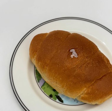 Tabakta taze ekmek var.