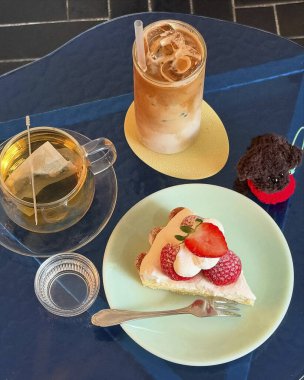 Bir fincan kahveli kek ve bir fincan çay.