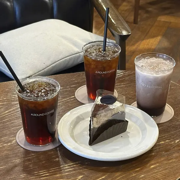 Bir bardak buzlu çay ve bir fincan çay.