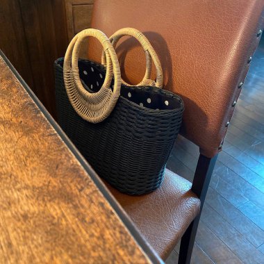 Tahta zeminde hasır sandalye