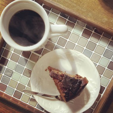 Kahveli çikolatalı kek ve bir fincan kahve.