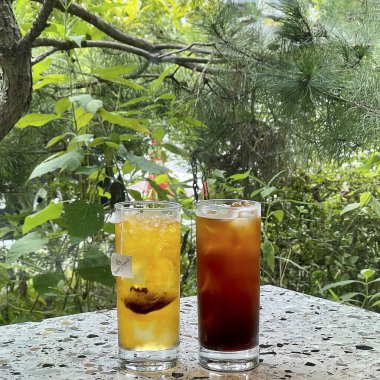 Bahçede buzlu çay ve kahve.