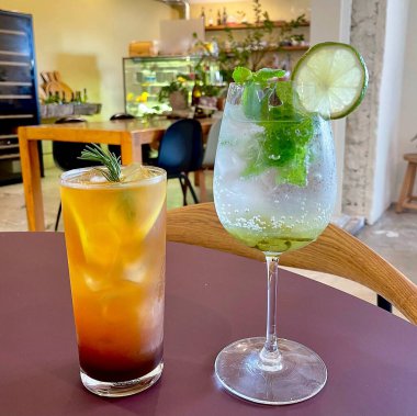 Masanın üzerinde bir bardak buzlu çay ve buz.