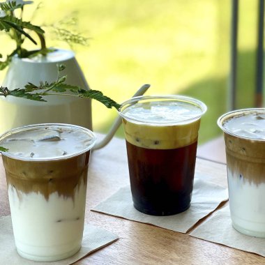 Kahve fincanı ve buzlu kahve.