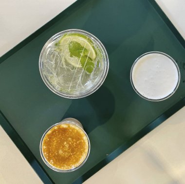 Beyaz arka planda buzlu çay.