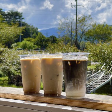 Sabah kahve fincanı ve bir bardak su.