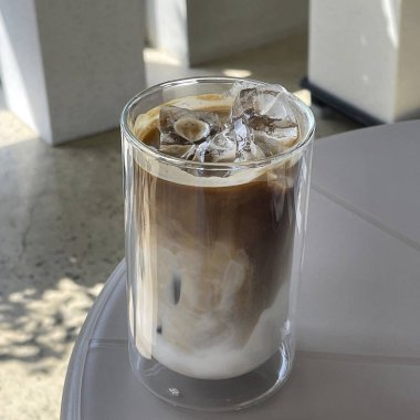 Buzlu buzlu kahve ve buz.