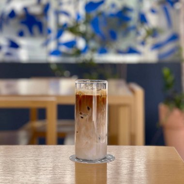 Masanın üzerinde buzlu kahve..