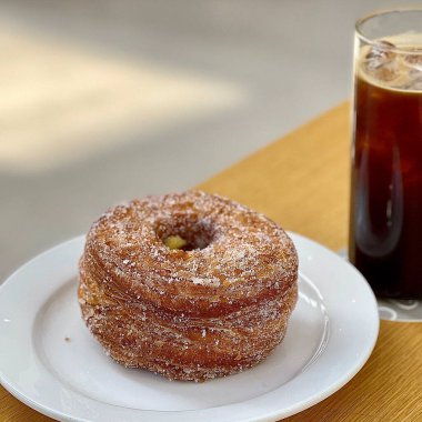 Kahve ve çikolatalı çörek.