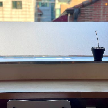 Kahve fincanı masanın üstünde.