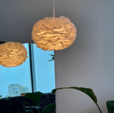 Güzel beyaz ve sarı renkli oturma odasının içi, lambayla