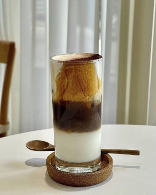 Bir bardak soğuk kahve ve ahşap masa..