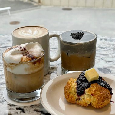 nefis bir kahvaltı kahve ve kurabiye