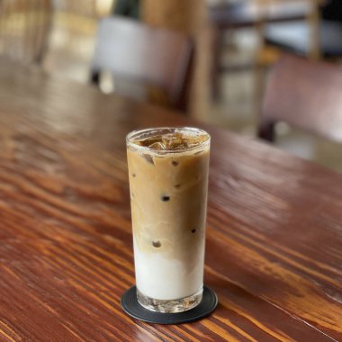 Cam masada buzlu bir fincan kahve.