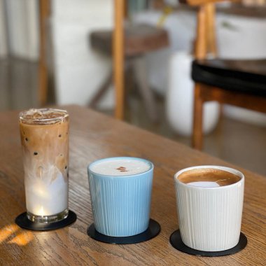 kahve ve kapuçino masada.