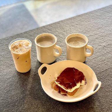 Ahşap masaya Servis Kahvaltı