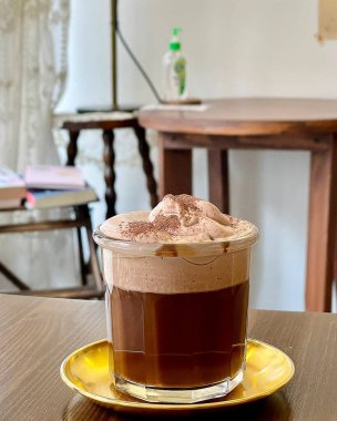 Dondurmalı buzlu kahve ve ahşap masada çikolata.