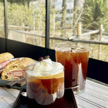 Lezzetli kahvaltı, kahve ve çay.