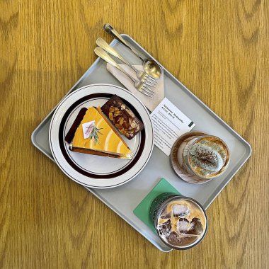 Masanın üstünde nefis bir kahvaltı.