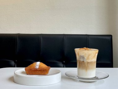 kahve ve kek masada.