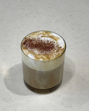 ahşap zemin üzerine sütlü kahve