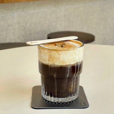 Beyaz arka planda sütlü kahve.