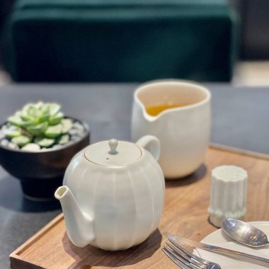 Bir bardak çay ve bir bardak çay, ahşap bir masada.