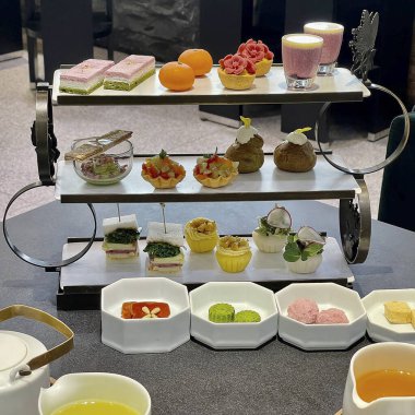 Masada farklı çay çeşitleri var.