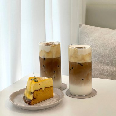 Bir bardak buzlu kahve ve çikolata soslu buz.