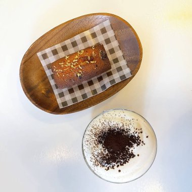 çikolatalı kek, kahve fincanı