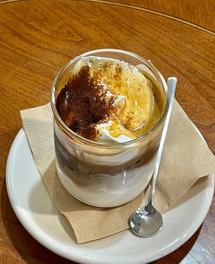 Çikolata soslu ve kremalı leziz krema.