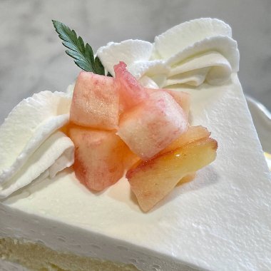 Beyaz arkaplanı olan bir pastanın kapağını kapat