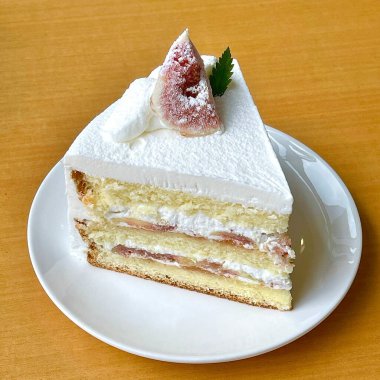 Krem şantili çilekli kek.