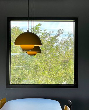 içinde lamba ve tavan lambası olan modern bir ev.