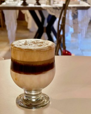 Masanın üzerinde bir fincan kahve.