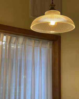 Tavanda asılı modern lamba