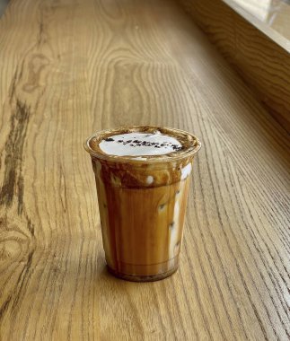 Bir bardak kahve, dondurma ve kahve fincanı..