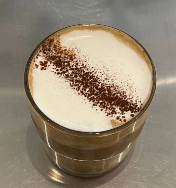 fincan cappuccino krema ve çikolata ile