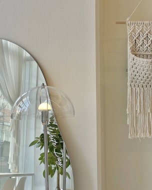 Beyaz ve gri dekoratif perde modern oturma odasının iç tasarımında beyaz duvarda..