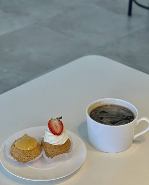 Bir fincan kahve, kek ve kek.