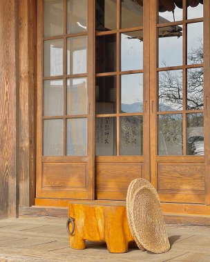 Evde penceresi olan bir pencere