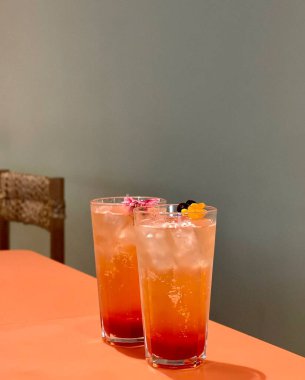 Masadaki buzlu kahve.