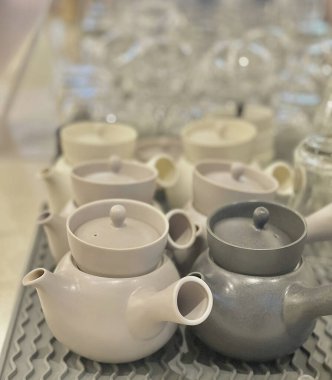 Arka planda çay ve çaydanlık ile bardakların dikey yakın çekimi