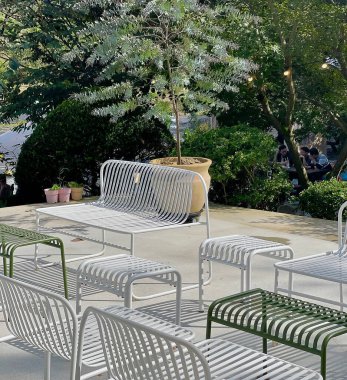 Parktaki boş sandalye.