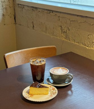 kahve fincanı ve masada bir pasta.